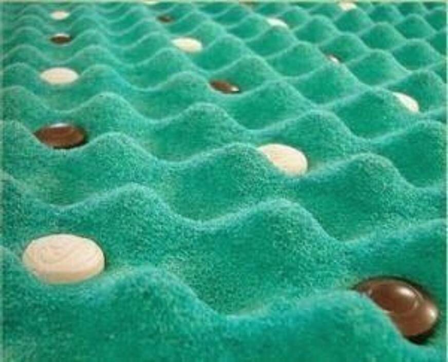 Imagem da espuma contendo os ímãs e as pastilhas.